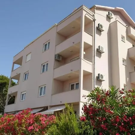 Sara 1 * Makarska